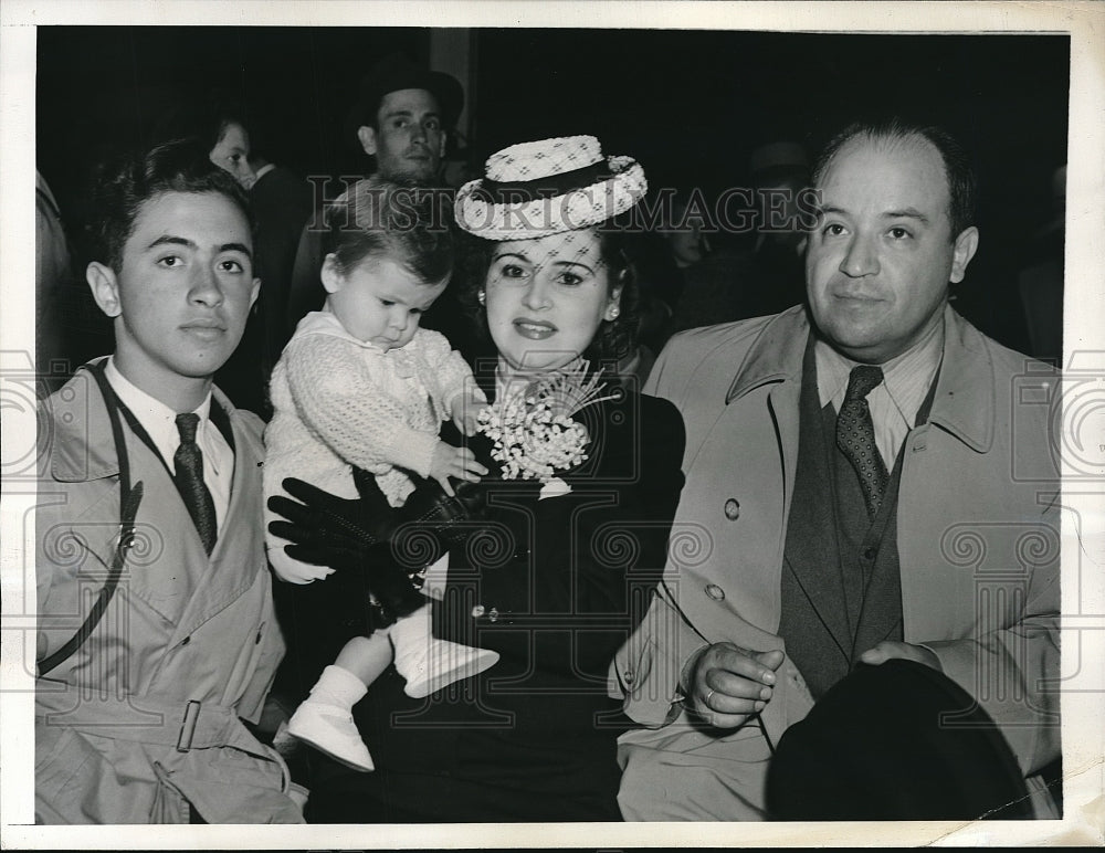 1942 Press Photo Lt. Col. Armando Vernallozano With Wife Noemi &amp; Children - Historic Images