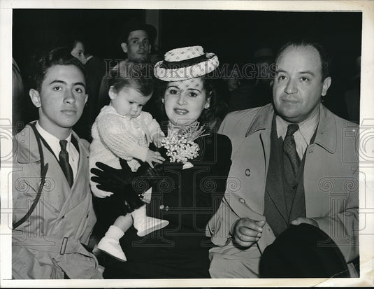 1942 Press Photo Lt. Col. Armando Vernallozano With Wife Noemi & Children - Historic Images