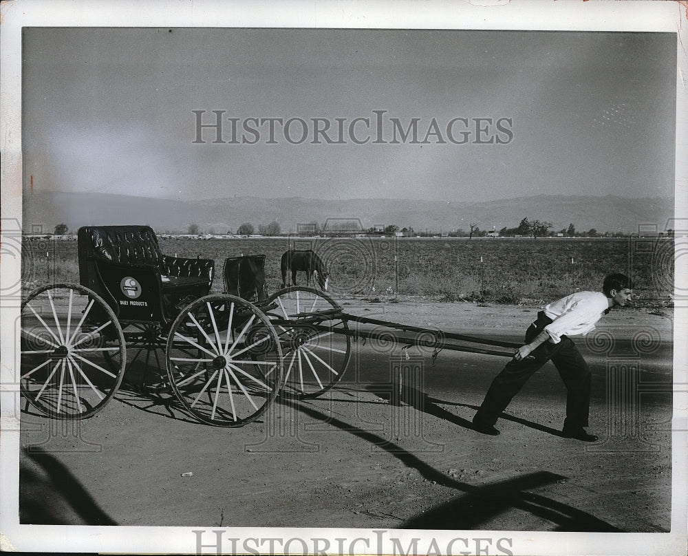 1961 Press Photo Frank Berger Horseless Carriage-Historic Images