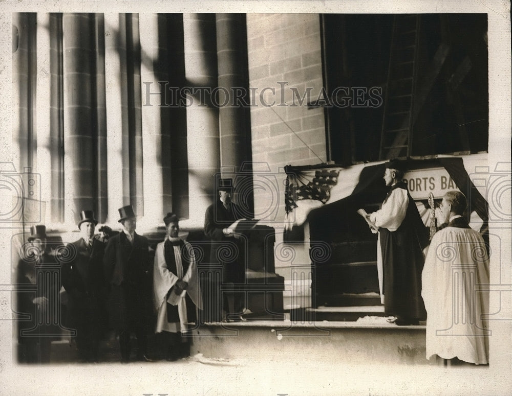 1928 Press Photo Julian S. Myrick &amp; Bishop T. Manning Reading Certificate-Historic Images