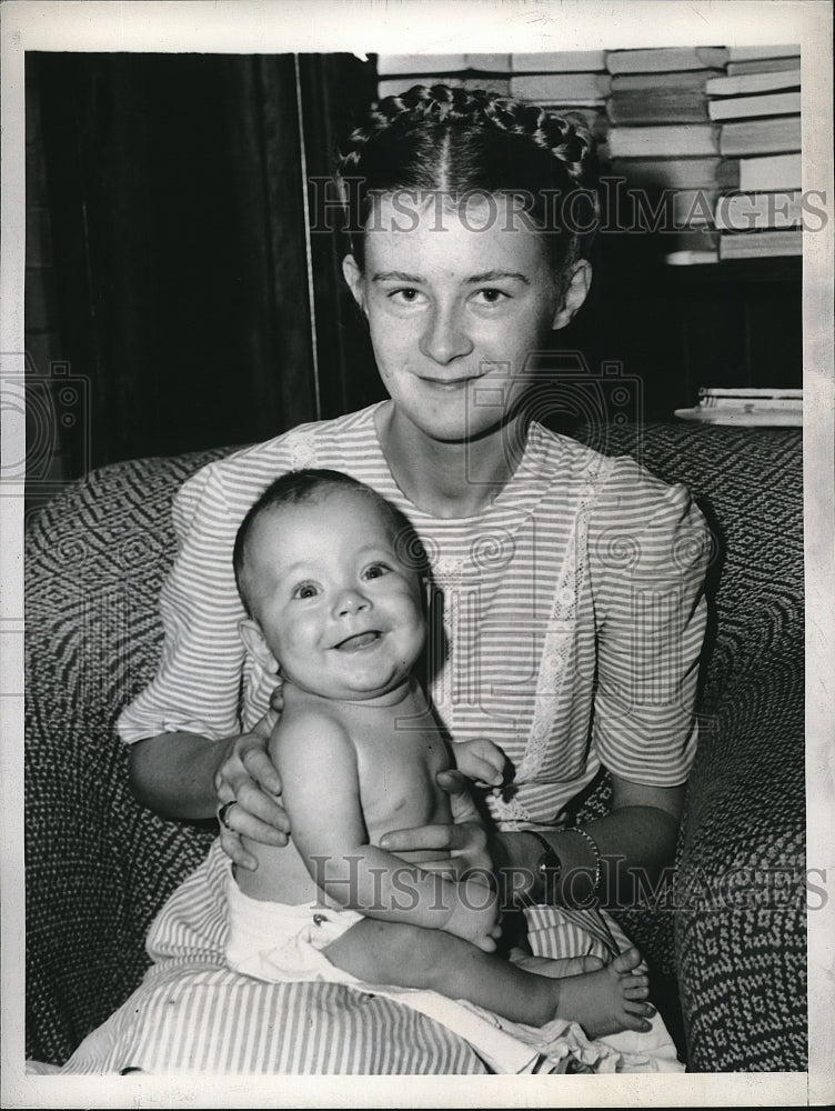 1944 Press Photo WWII Pacific Widow June Nicholas Bridges Holding Baby Son-Historic Images