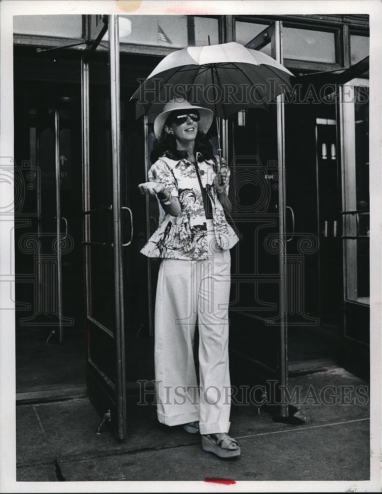 1974 Press Photo Fashionable Crazy Cleveland Woman Tests Rain With Umbrella - Historic Images
