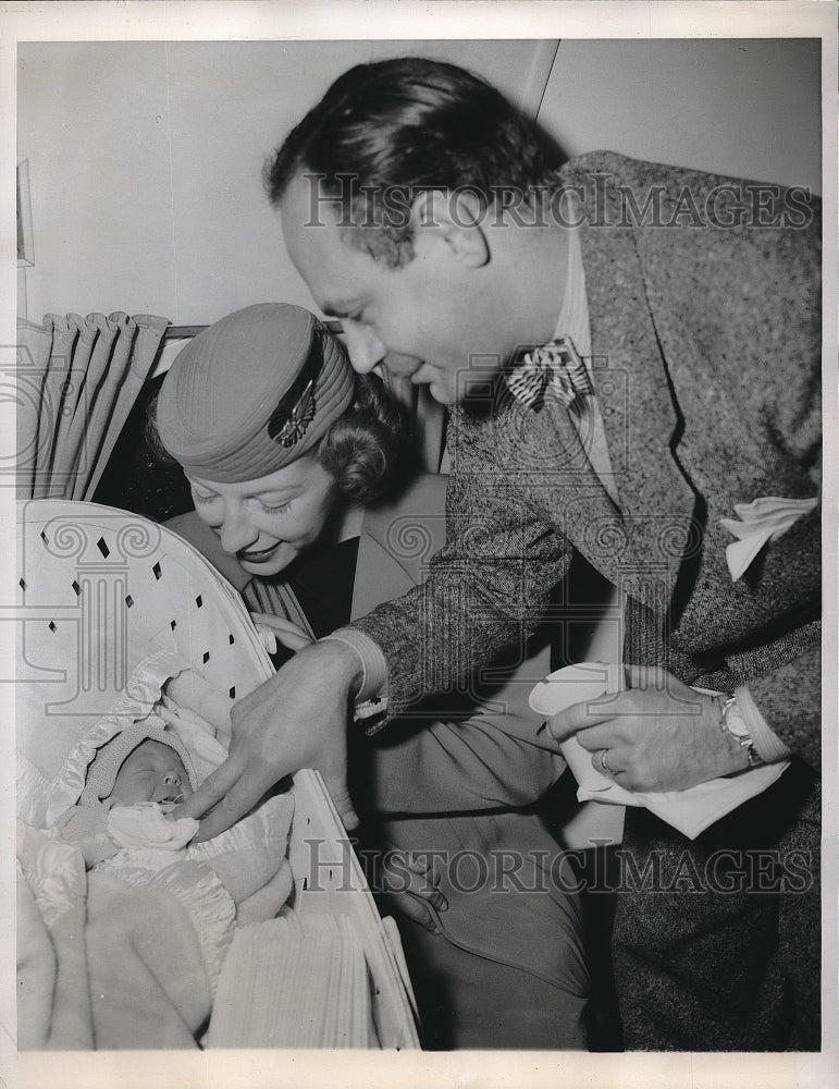 1949 Press Photo Chicago, Ill. Ben Goodman & TWA stewardess Doris Bertelt-Historic Images