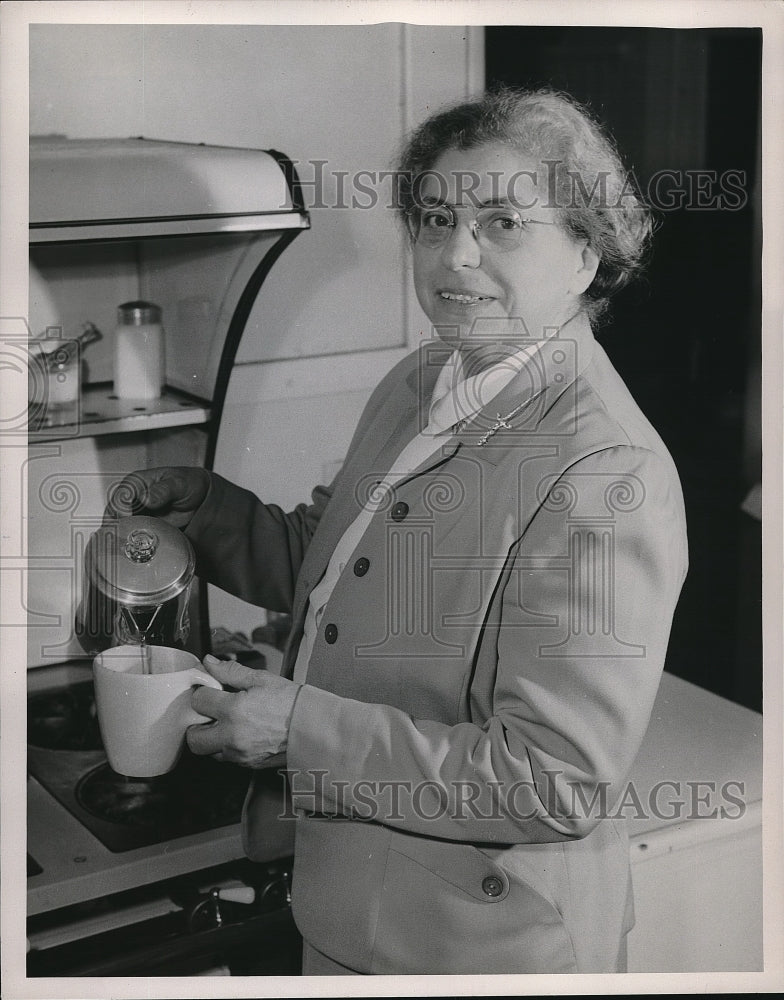 1953 Press Photo Mrs Belle Greve pouring coffee in a kitchen - neb74272 - Historic Images