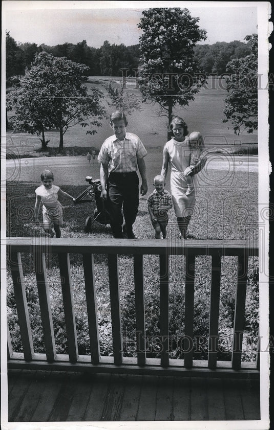 1966 Press Photo Dale Greig and Family enjoying a walk - Historic Images