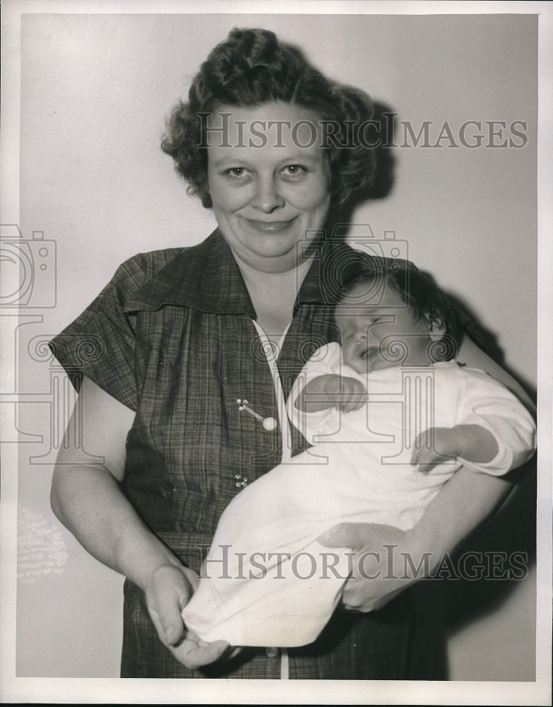 1955 Press Photo Mrs. Nora Grego with Daughter Cynthia. - neb74295 - Historic Images