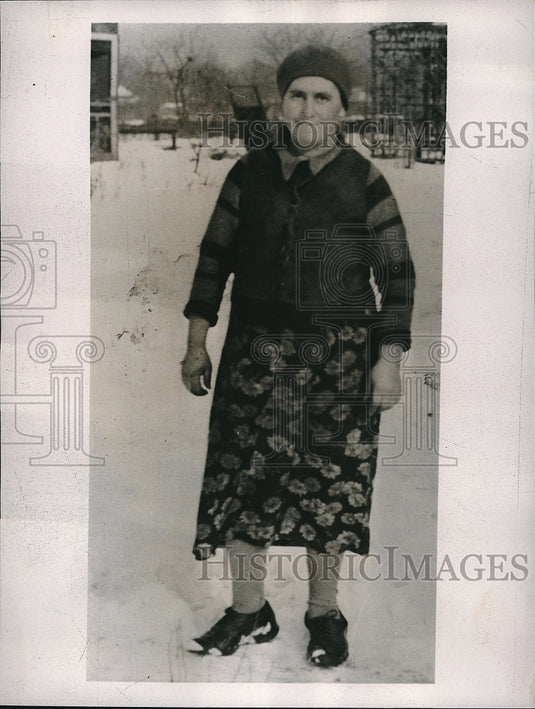 1937 Press Photo Mrs Jennie Lyubi, widowed mom of 6 built own house for family-Historic Images