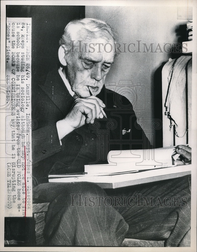 1949 Press Photo Capt James Glascock Studies Sociology Before Being Evicted-Historic Images