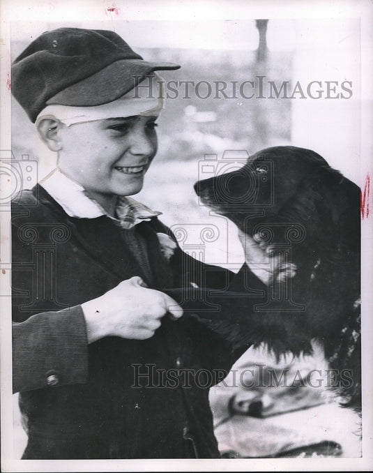 1955 Press Photo Billy Grant of Lynchburg, VA. shakes hands with a dog. - Historic Images
