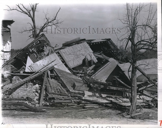 1943 Press Photo Forestville Maryland Tornado Damage William Atwell Home - Historic Images