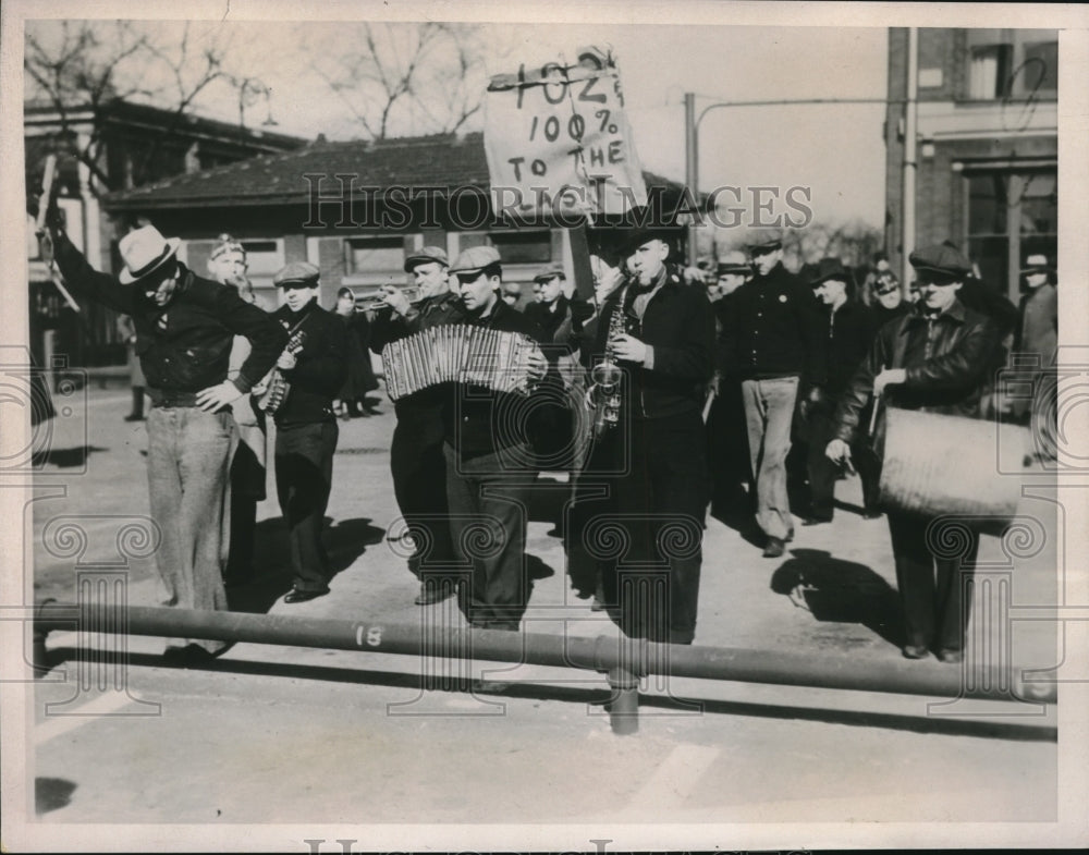 1937 Press Photo Strikers at demonstration at Dodge plant in Detroit Michigan - Historic Images