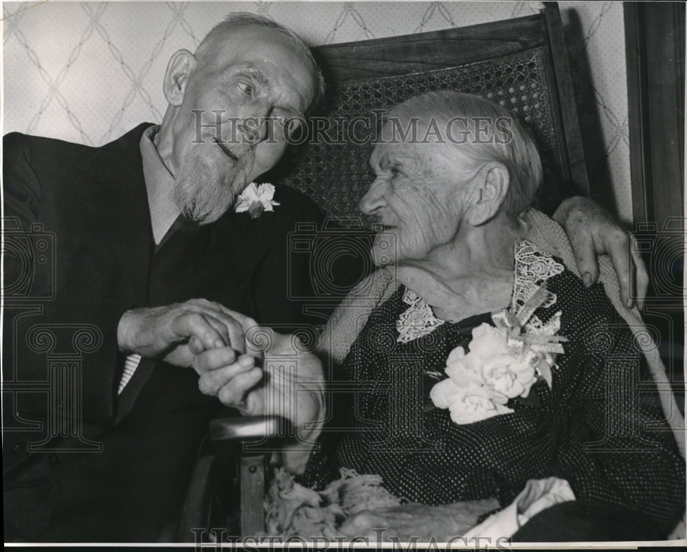 1939 Mr.and Mrs. George M. Goben from Lucas,Iowa wedded for 78 years - Historic Images