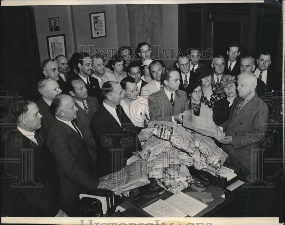 1938 Press Photo Voters with Recall Petition in LA, Dr. Davies, C. Clinton - Historic Images