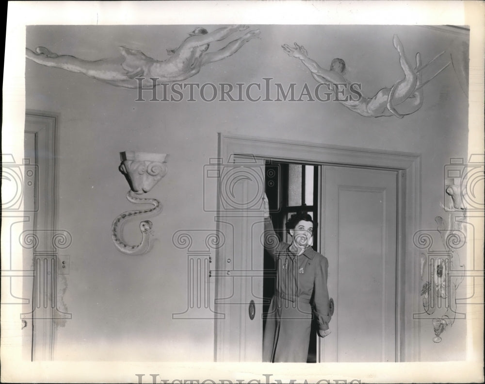 1945 Press Photo Esme Davis Paris Noted Perfumer In Mural Room with Hordyk Art - Historic Images