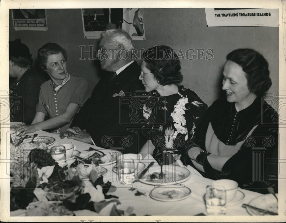 1927 Press Photo Mrs. Howard Lee Moon, Chairman, YWCA Committee, Mr. A. Whitney-Historic Images