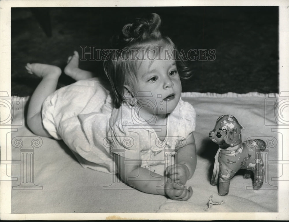 1943 Press Photo Nancy Louise Dresher Born after Dad Left for Duty Overseas - Historic Images