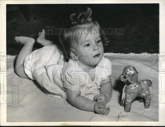 1943 Press Photo Nancy Louise Dresher Born after Dad Left for Duty Overseas - Historic Images