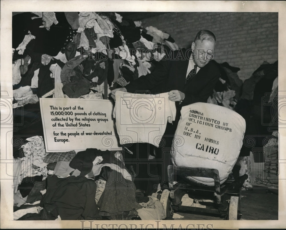 1944 Press Photo Dr. Leslie Moss donations for Overseas Relief &amp; Reconstruction-Historic Images