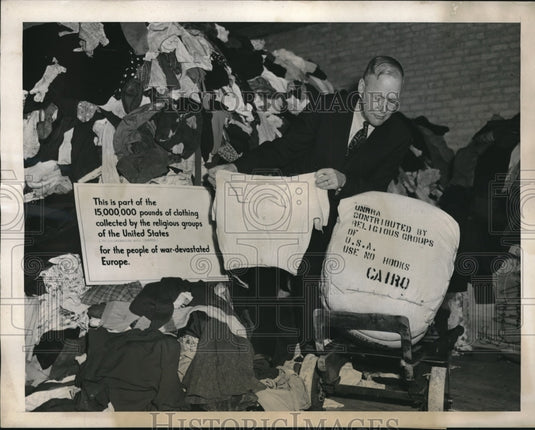 1944 Press Photo Dr. Leslie Moss donations for Overseas Relief & Reconstruction-Historic Images