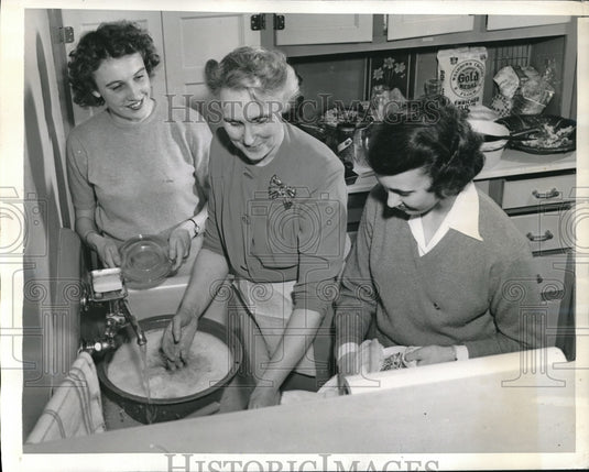1943 D.C. Mrs Brown, daughters Pat & Barb in kitchen of their home - Historic Images