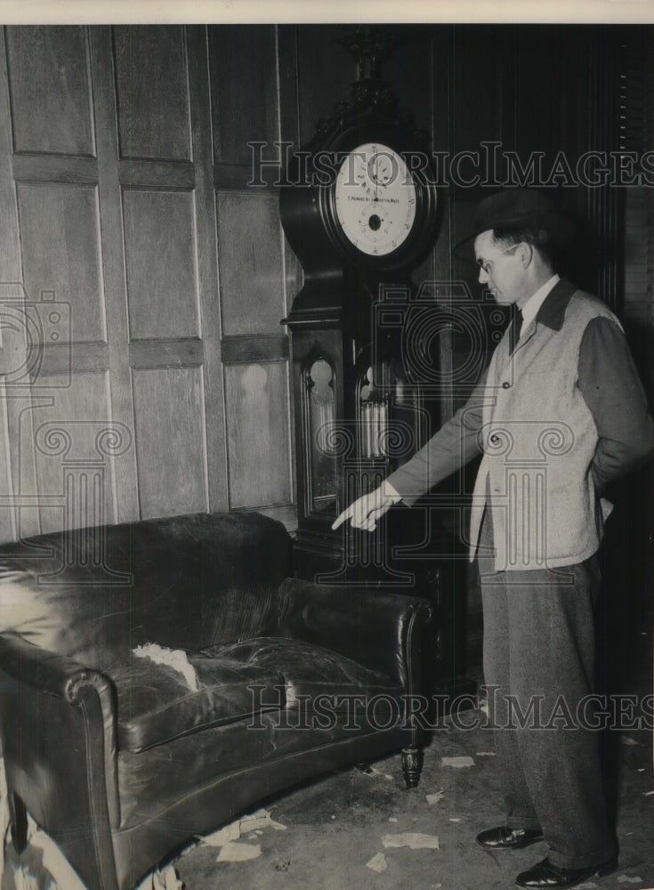 1947 Groundskeeper In Atlanta Capitol Building Examines - Historic Images