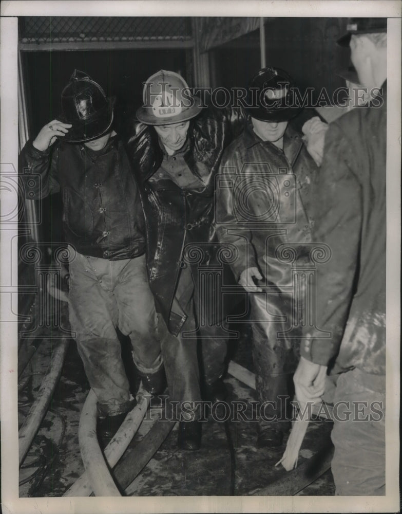 1946 Press Photo Fifty Atlanta Firemen Overcome By Fumes From Burning Drugs - Historic Images