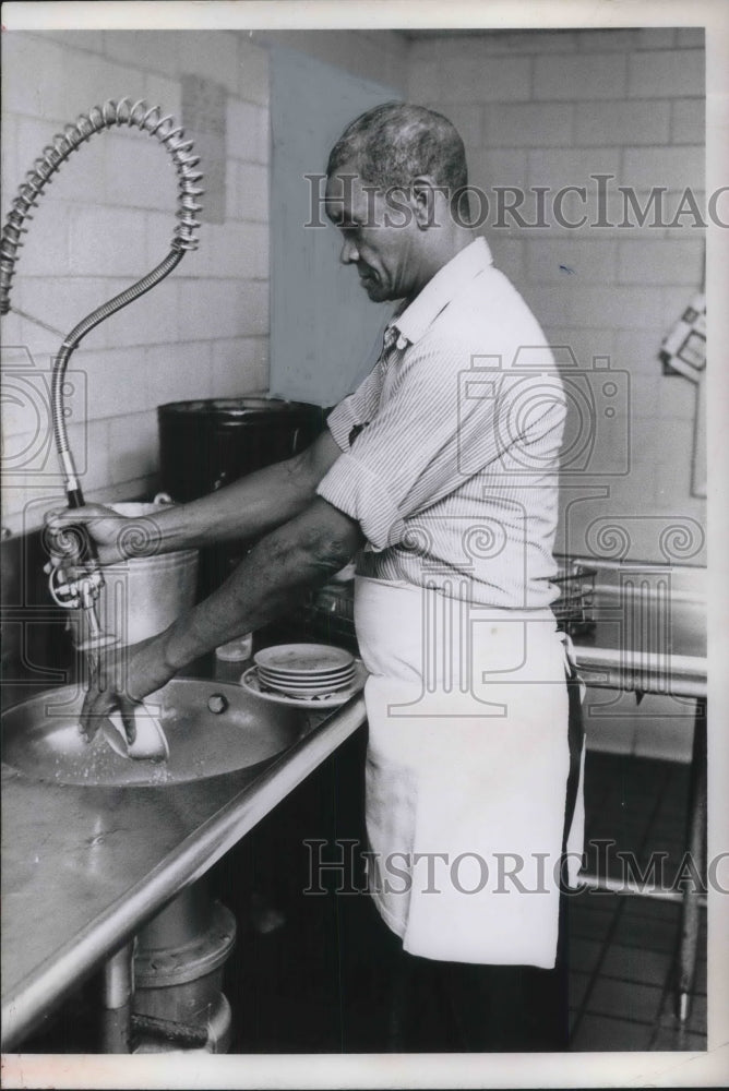 Press Photo James Manuel Washing Dishes at Beach Haven Nursing Home - neb74853 - Historic Images