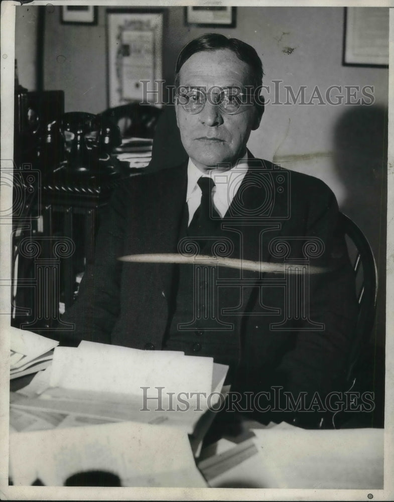 1932 Press Photo Newton Becker in his office - Historic Images