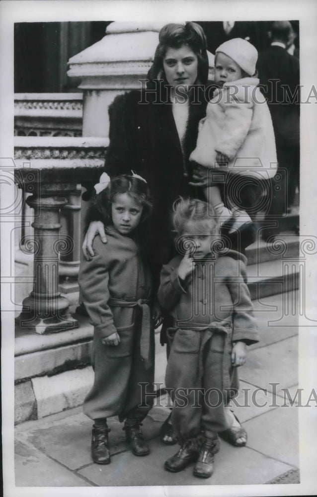 1950 Press Photo Mrs Violet Benner Wife of American GI &amp; 3 Children London Law C-Historic Images