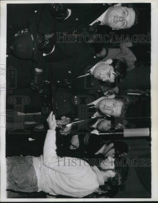 1968 Press Photo Policemen at Anti-Vietnam Demonstration in London - Historic Images
