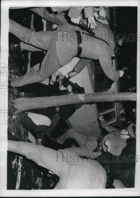 1968 Press Photo Police Use Sticks On Demonstrators Outside Greek Embassy - Historic Images