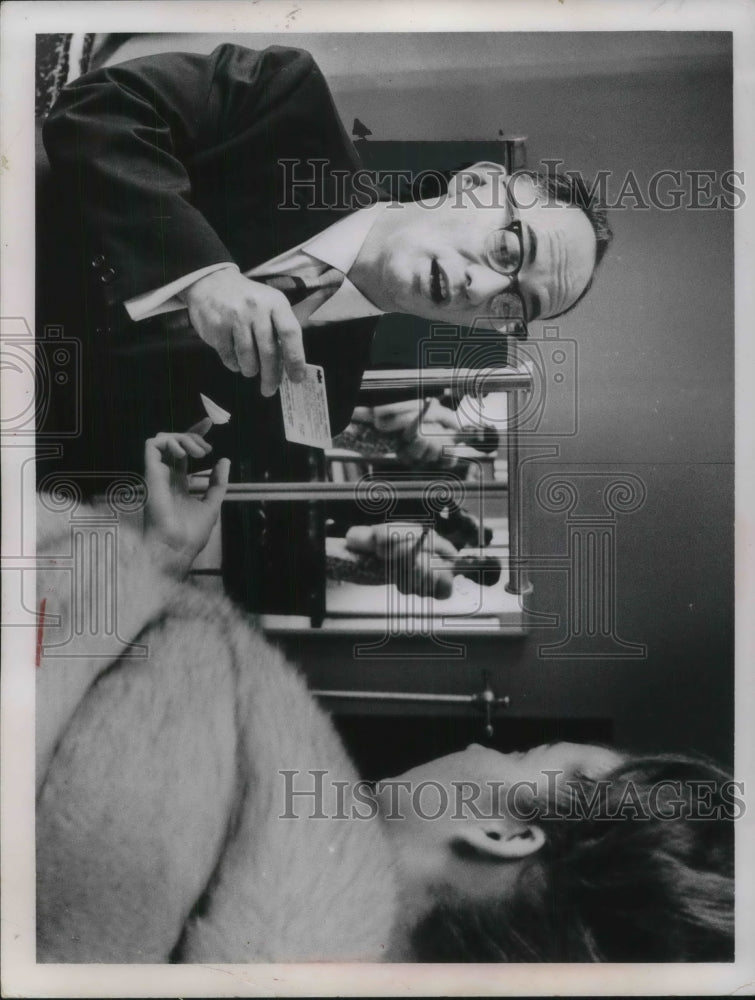 1964 Press Photo Elliott Davis, salesman at Engel Fetzer Co - Historic Images