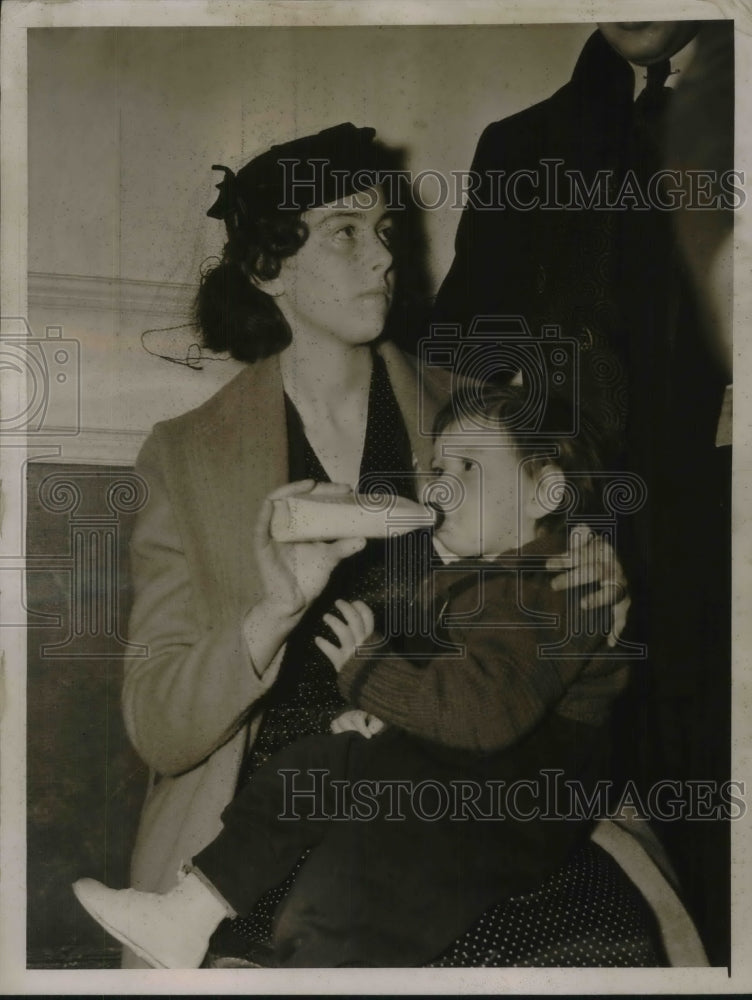 1939 Mrs Gertrude Greenbaum &amp; son Gerald at a trial - Historic Images