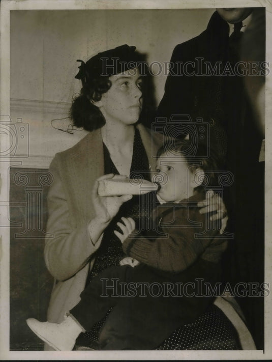 1939 Mrs Gertrude Greenbaum & son Gerald at a trial - Historic Images
