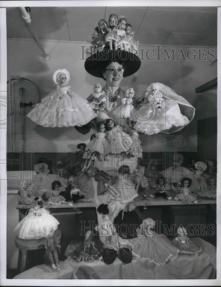 1962 Press Photo Marietta, Ga Exie Gibbs &amp; dolls at Lockheed plant for Xmas - Historic Images