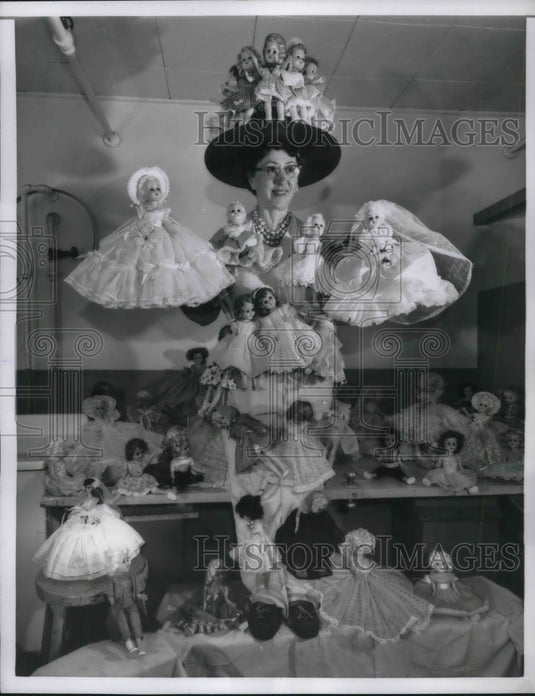 1962 Press Photo Marietta, Ga Exie Gibbs & dolls at Lockheed plant for Xmas - Historic Images