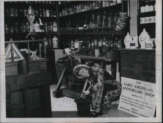 1948 Press Photo Chicago Medical Society convention, apothecary shop display-Historic Images