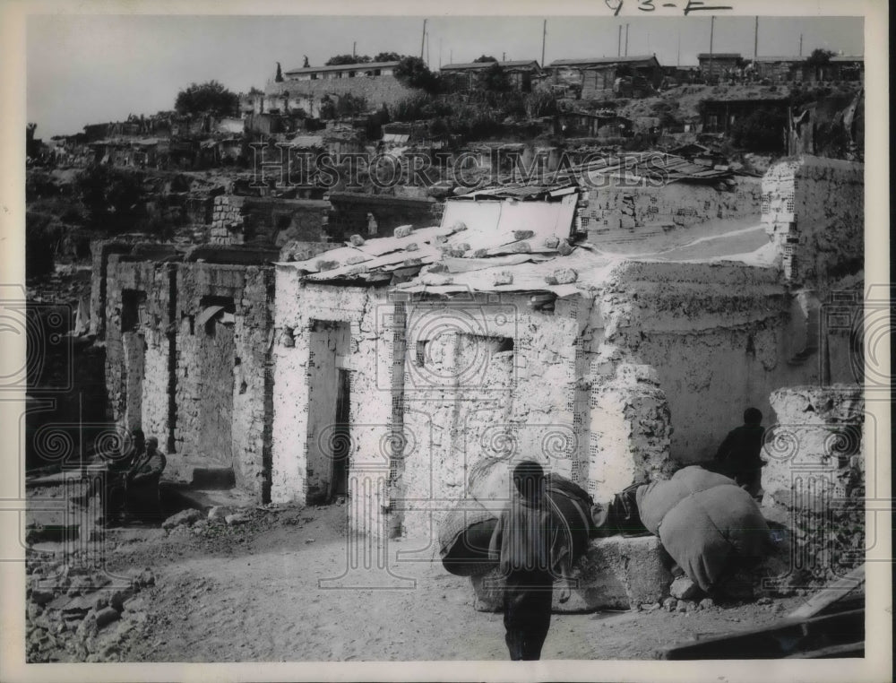 1964 Press Photo Algerian Family Gather Possessions As They Are Moved - Historic Images