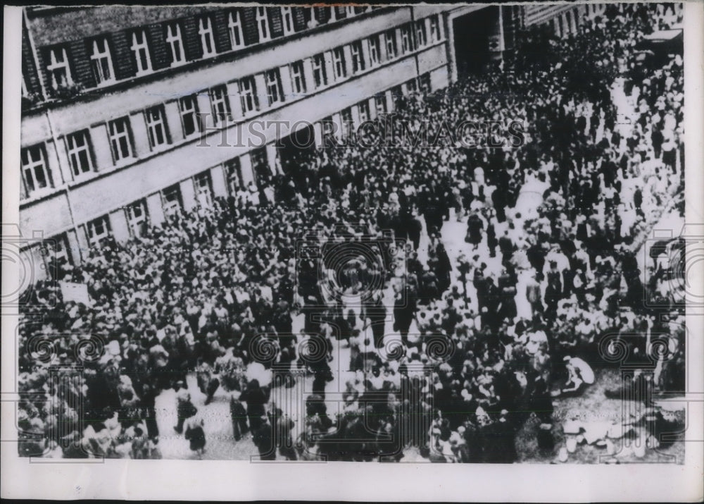 1953 Press Photo Berlin, Germany Crowds form east get relief pkgs from West-Historic Images