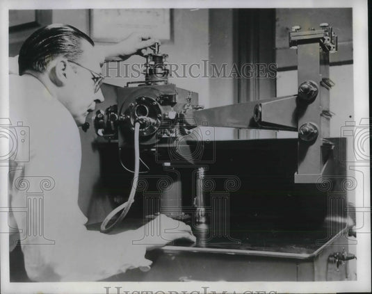 1951 Press Photo Chicago, Charles Tufts, physicist at Armoor Research - Historic Images