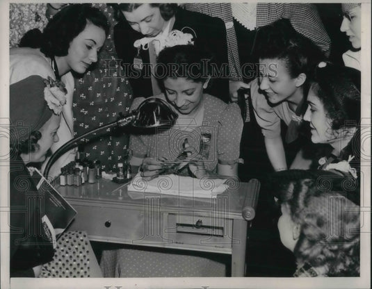 1939 Press Photo Juliette Marglen with Longest Nails at Beauticians Convention - Historic Images