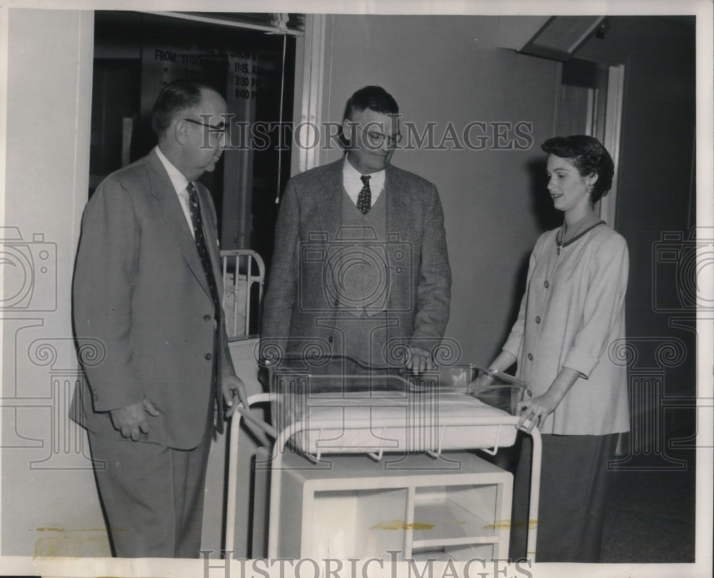 1951 Press Photo Ann Woodard Reid, Sample B. Forbus, Dr. F. Norman Bowles - Historic Images