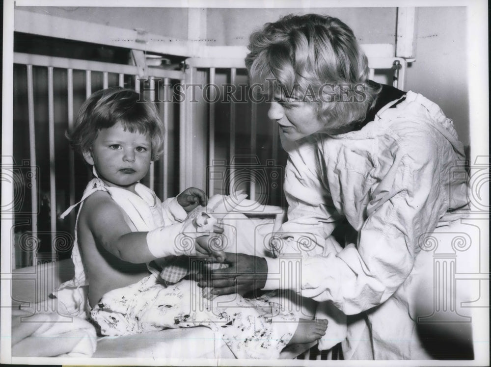 1961 Press Photo Chicago, Ill Christine Kurteff &amp; daughter Doris, hand operation-Historic Images