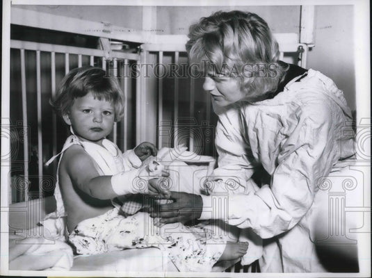 1961 Press Photo Chicago, Ill Christine Kurteff & daughter Doris, hand operation-Historic Images