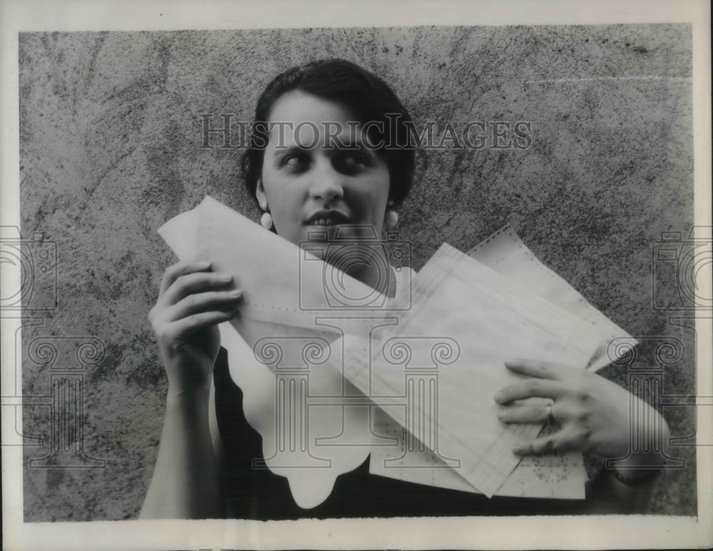 1933 Mary Miller Shows Wooden Handkerchiefs Made From Spruce Lumber - Historic Images