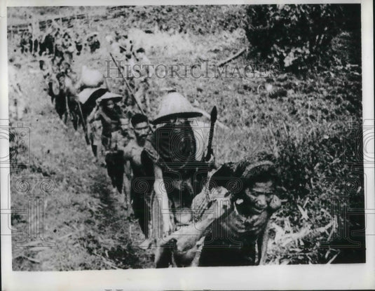 1943 Press Photo To=imor Island natives & Aussie troops surrounded by Japanese - Historic Images