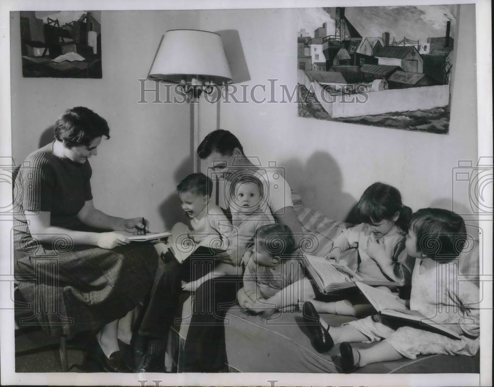 1954 Press Photo Mr &amp; Mrs William A Hillix of Columbia, Mo &amp; kids, - Historic Images