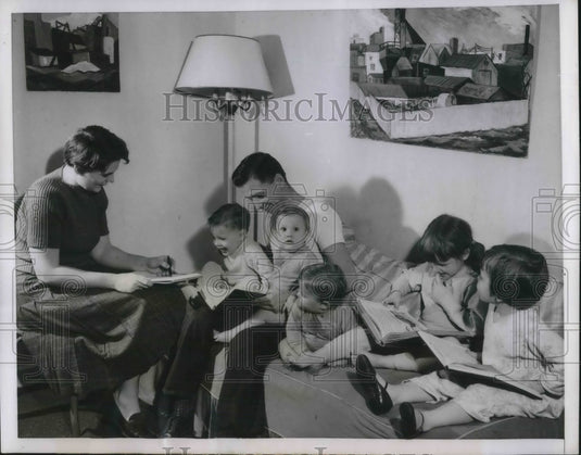 1954 Press Photo Mr & Mrs William A Hillix of Columbia, Mo & kids, - Historic Images