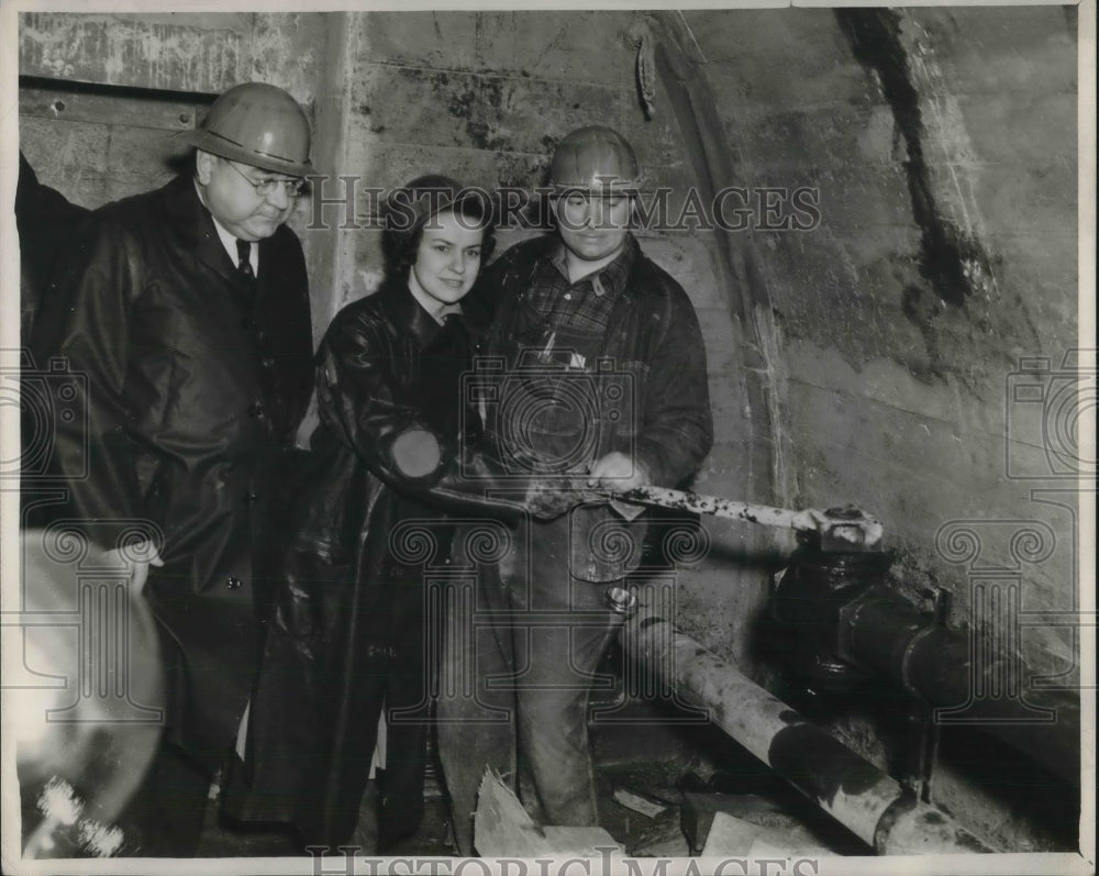 Press Photo Alice Ola with subway officials in Chicago - Historic Images