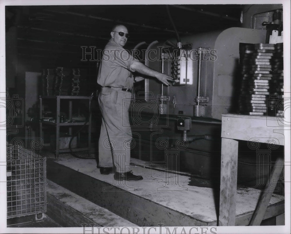 1952 Press Photo Tank Plant Grinder Walter Stohlmann-Historic Images